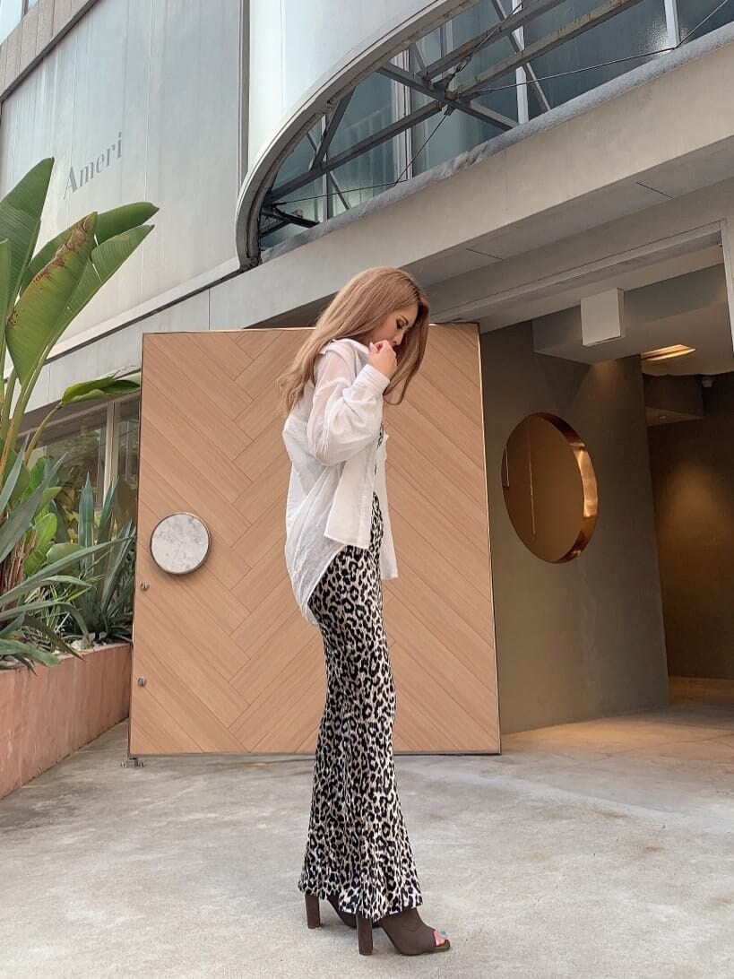 ホワイト系のシャツ/ブラウス、その他のその他パンツ、ブラウン系のブーツを着用したレディースの夏コーディネートの4枚目の写真