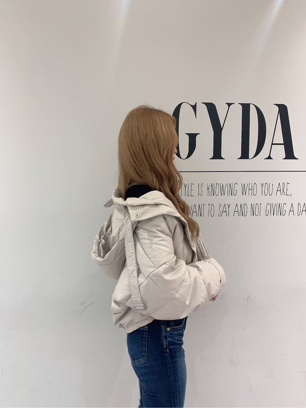 ブラック系のブーツ、ブルー系のデニムパンツ、ブルー系のデニムパンツを着用したレディースの秋コーディネートの3枚目の写真