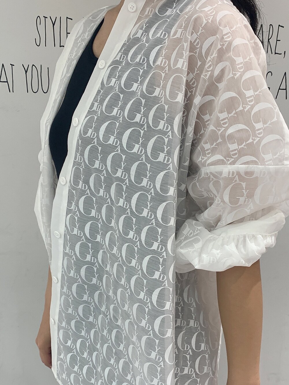 ブラック系のサンダル、ブラック系のワンピース、ホワイト系のシャツ/ブラウスを着用したレディースの夏コーディネートの5枚目の写真