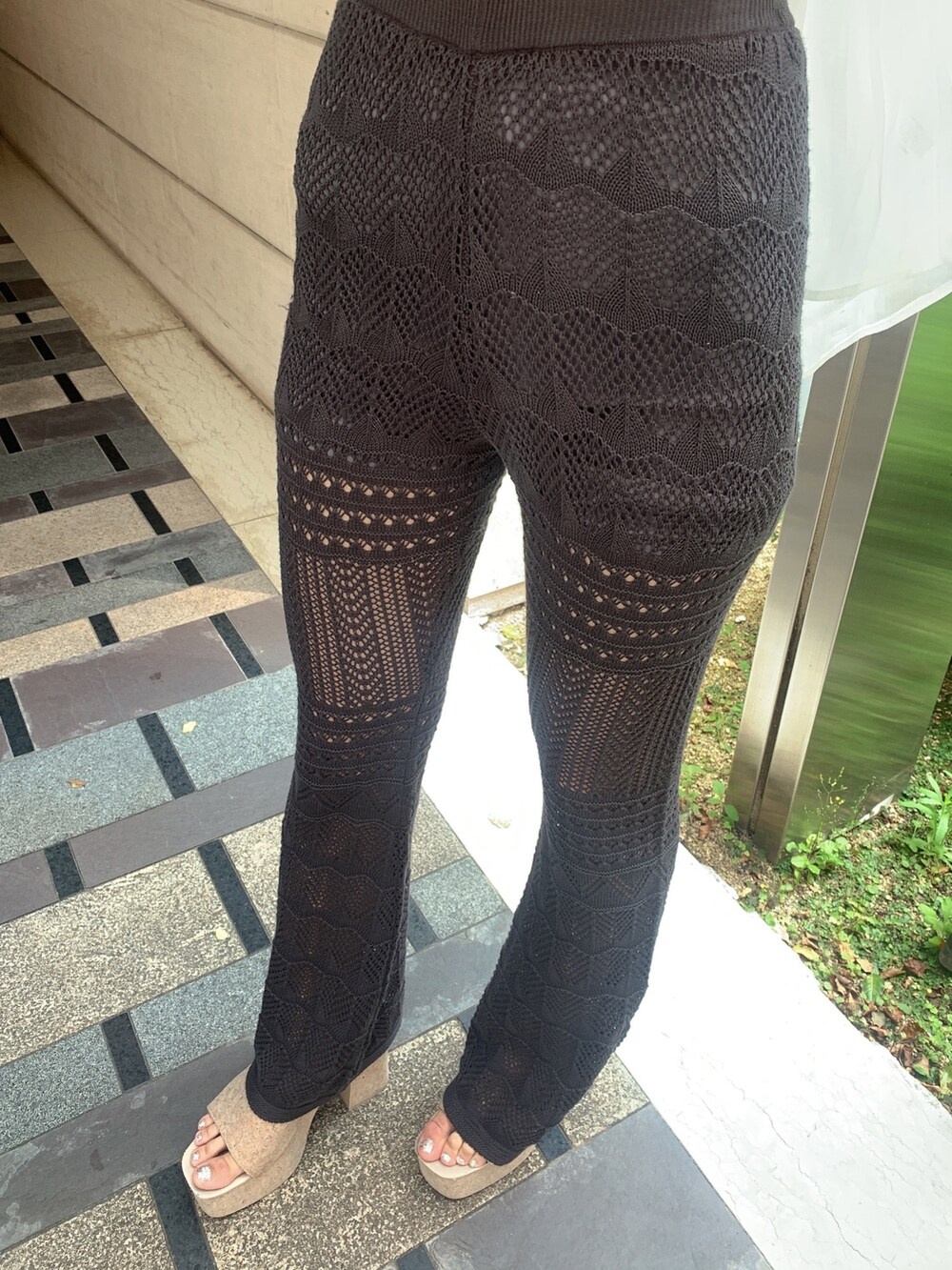 ホワイト系のサンダル、グレー系のその他パンツ、オレンジ系のニット/セーターを着用したレディースの春コーディネートの7枚目の写真