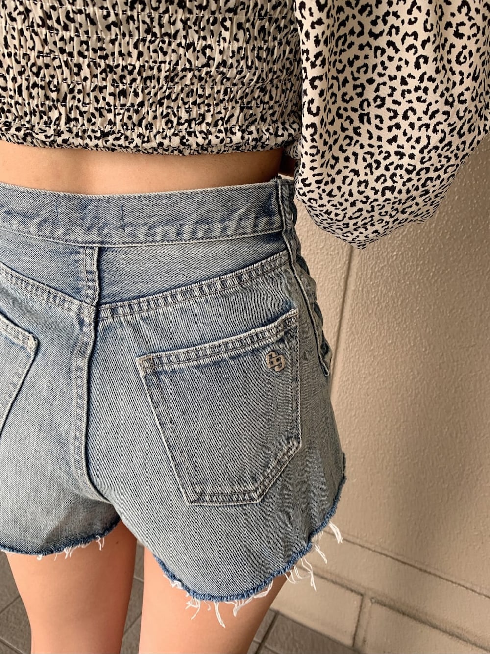 その他のシャツ/ブラウス、ベージュ系のサンダル、ブルー系のデニムパンツを着用したレディースの夏コーディネートの8枚目の写真