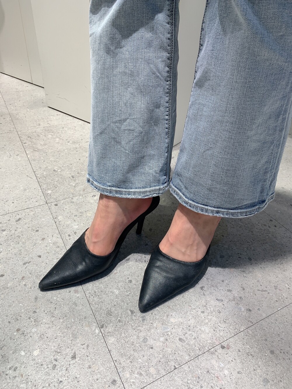 ブルー系のデニムパンツ、ブラック系のパンプス、ピンク系のカーディガン/ボレロを着用したレディースの春コーディネートの9枚目の写真