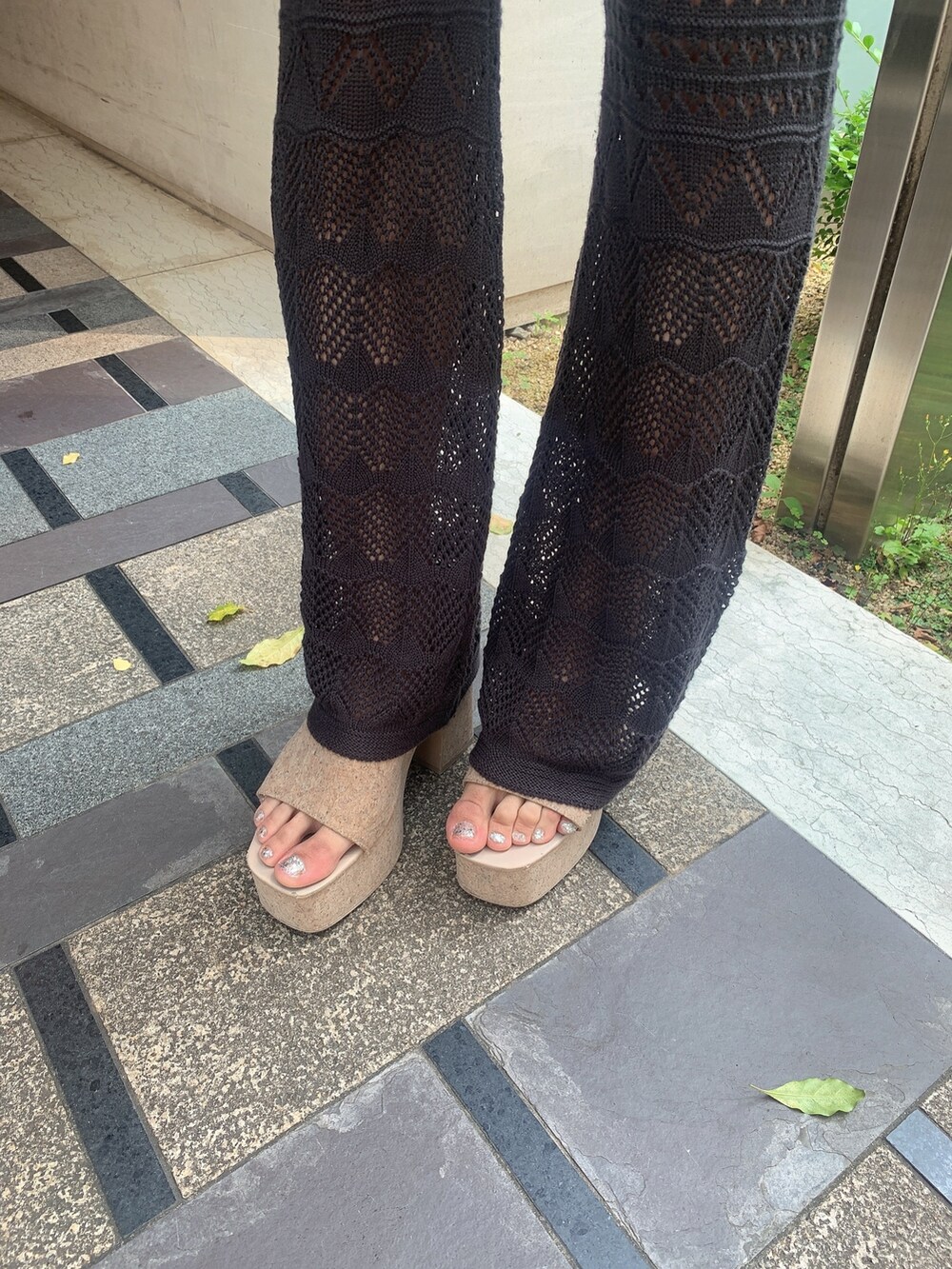 ホワイト系のサンダル、グレー系のその他パンツ、オレンジ系のニット/セーターを着用したレディースの春コーディネートの8枚目の写真