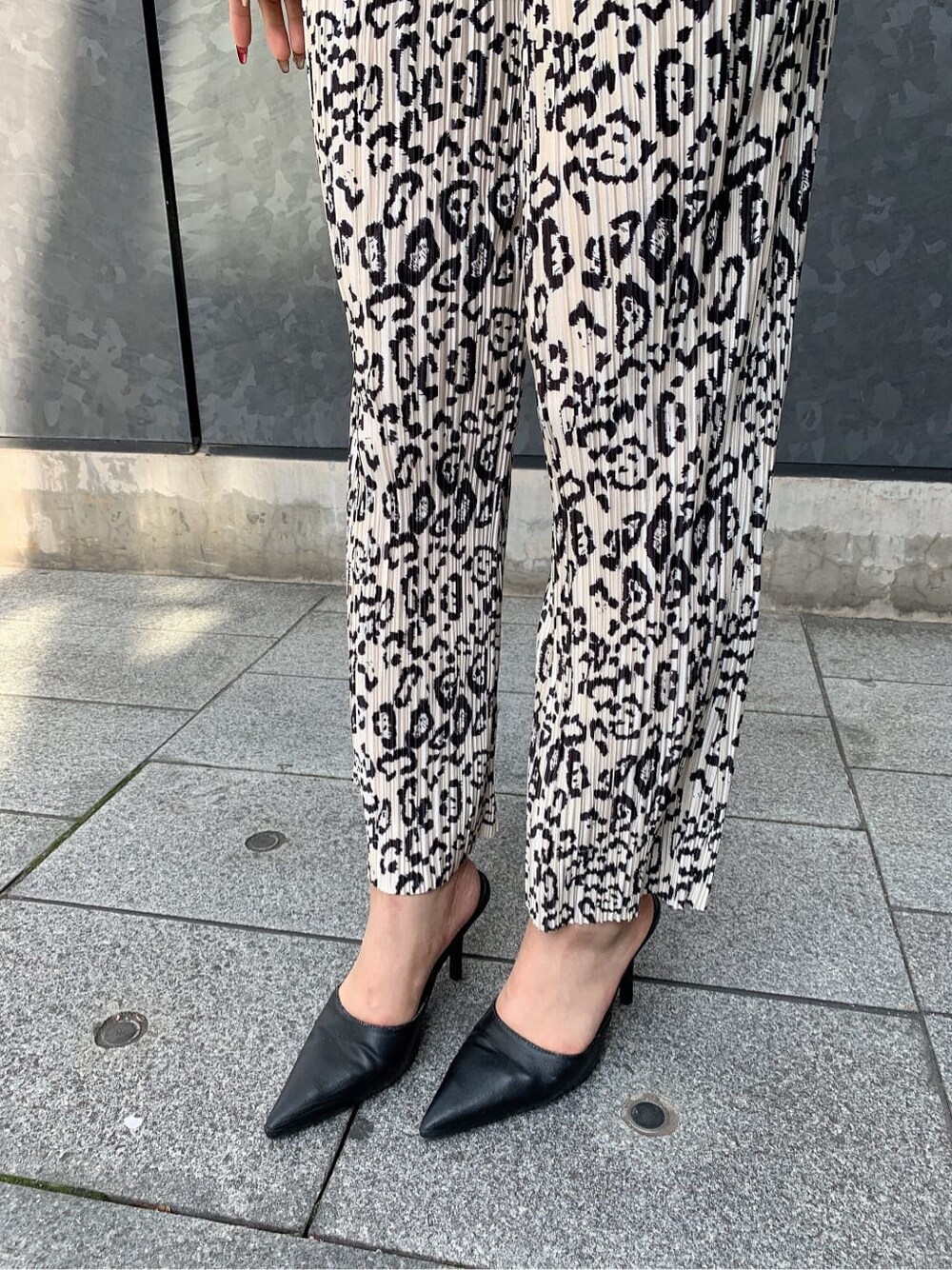 ブラック系のパンプス、その他のその他パンツ、ブルー系のデニムジャケットを着用したレディースの春コーディネートの10枚目の写真