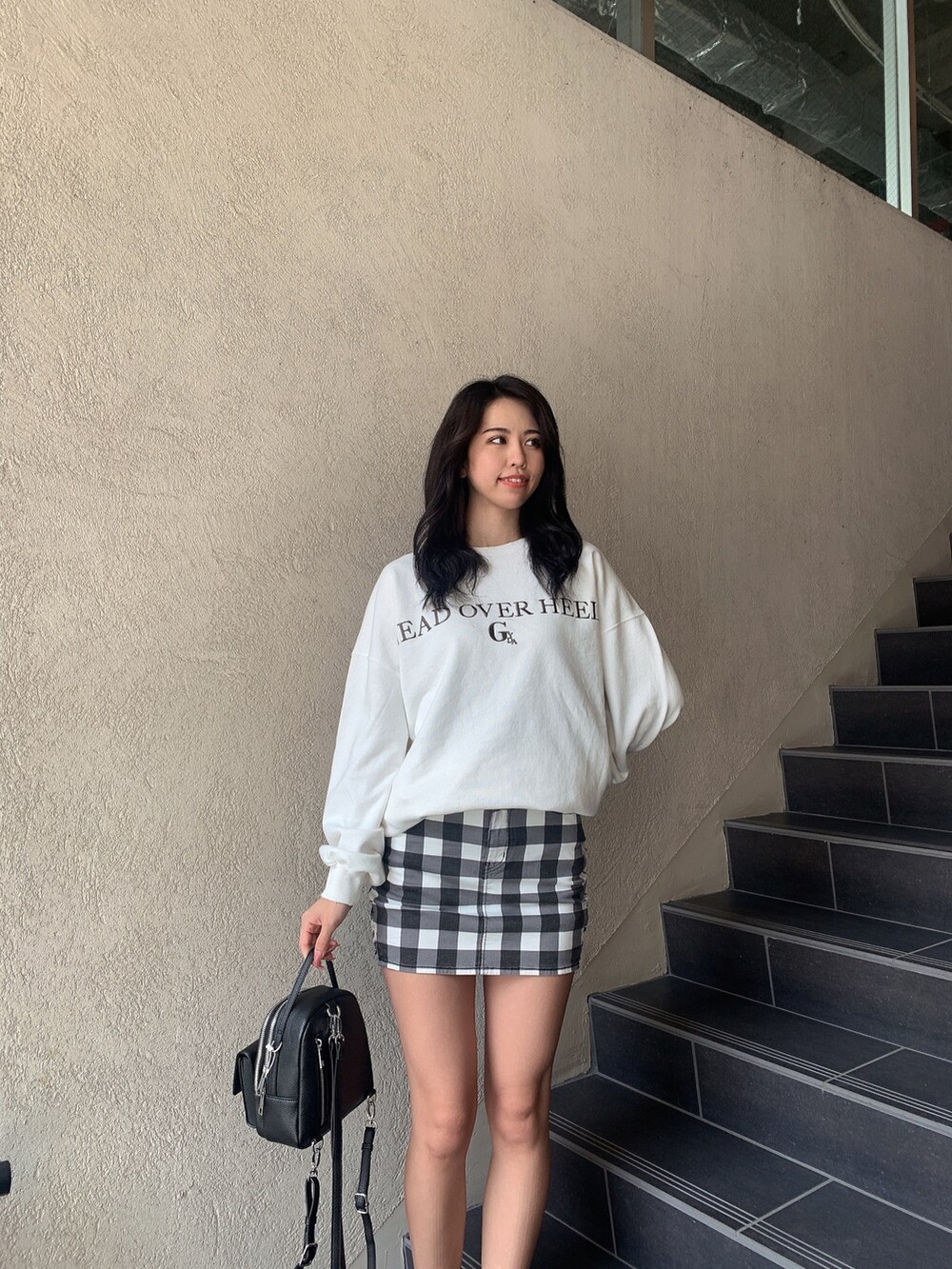 ホワイト系のスウェット、その他のスカート、ブラック系のブーツを着用したレディースの冬コーディネートの3枚目の写真