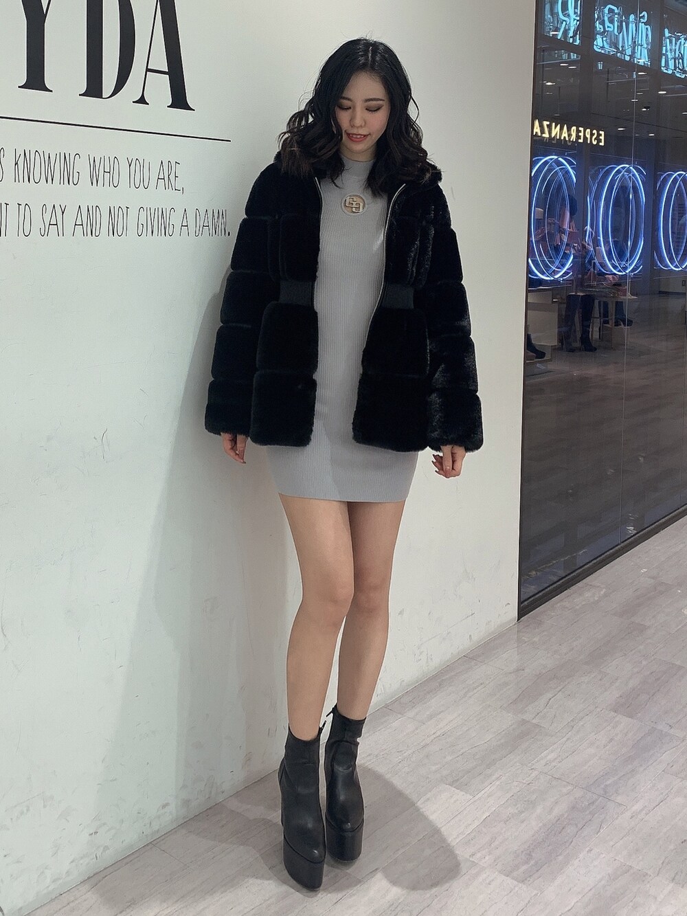 「GYDA、gydastaff、GYDAコーデ、ファージャケット、タイトワンピース、おでかけコーデ、休日コーデ、大人可愛い、ニットコーデ、ニットワンピース」｜「GYDAのチャンキーヒールショートブーツ（ブーツ、ブラック系）」を使った、akariさん（レディース・170cm）の冬コーディネートの2枚目の写真