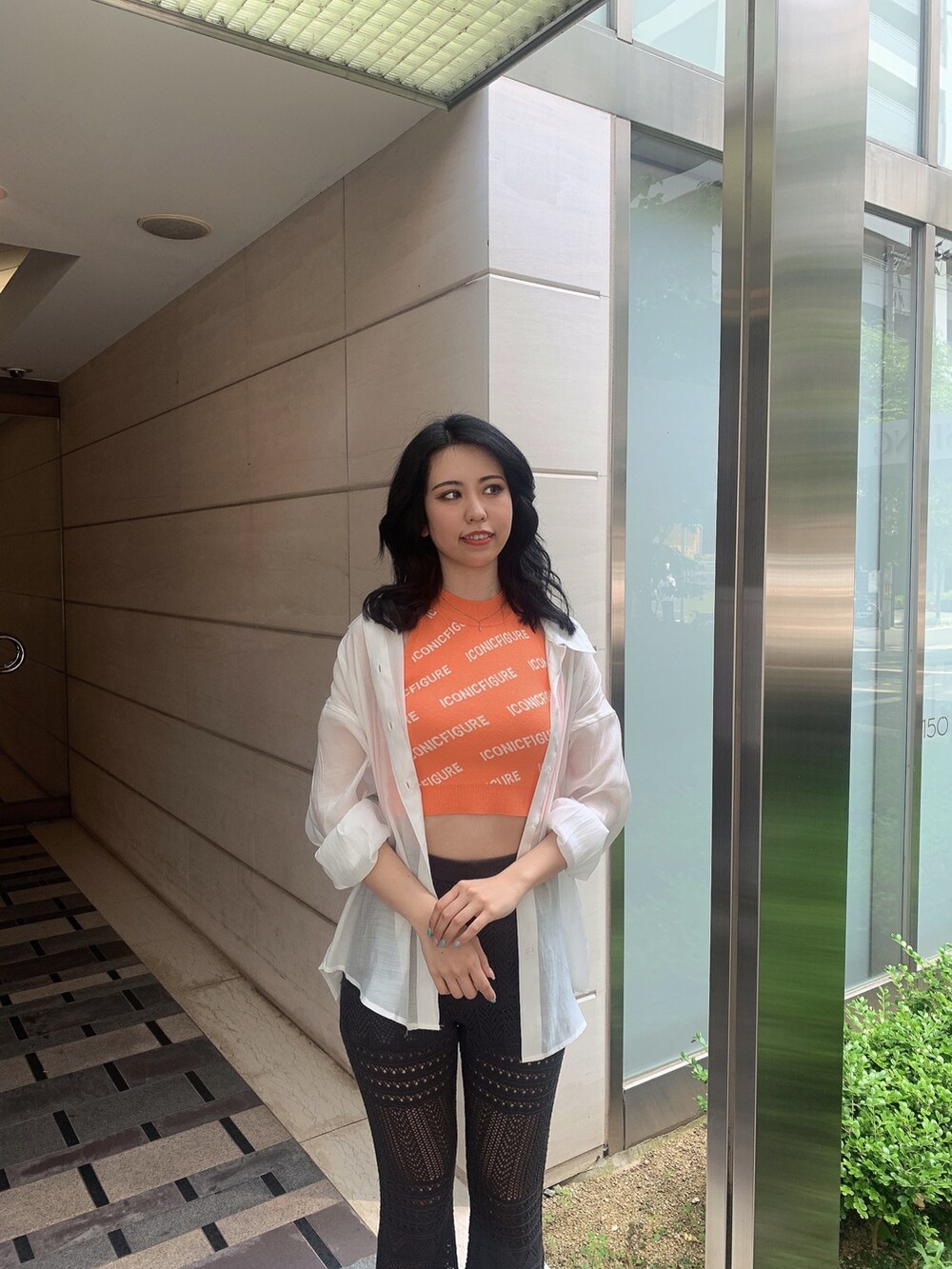 ホワイト系のサンダル、グレー系のその他パンツ、オレンジ系のニット/セーターを着用したレディースの春コーディネートの4枚目の写真