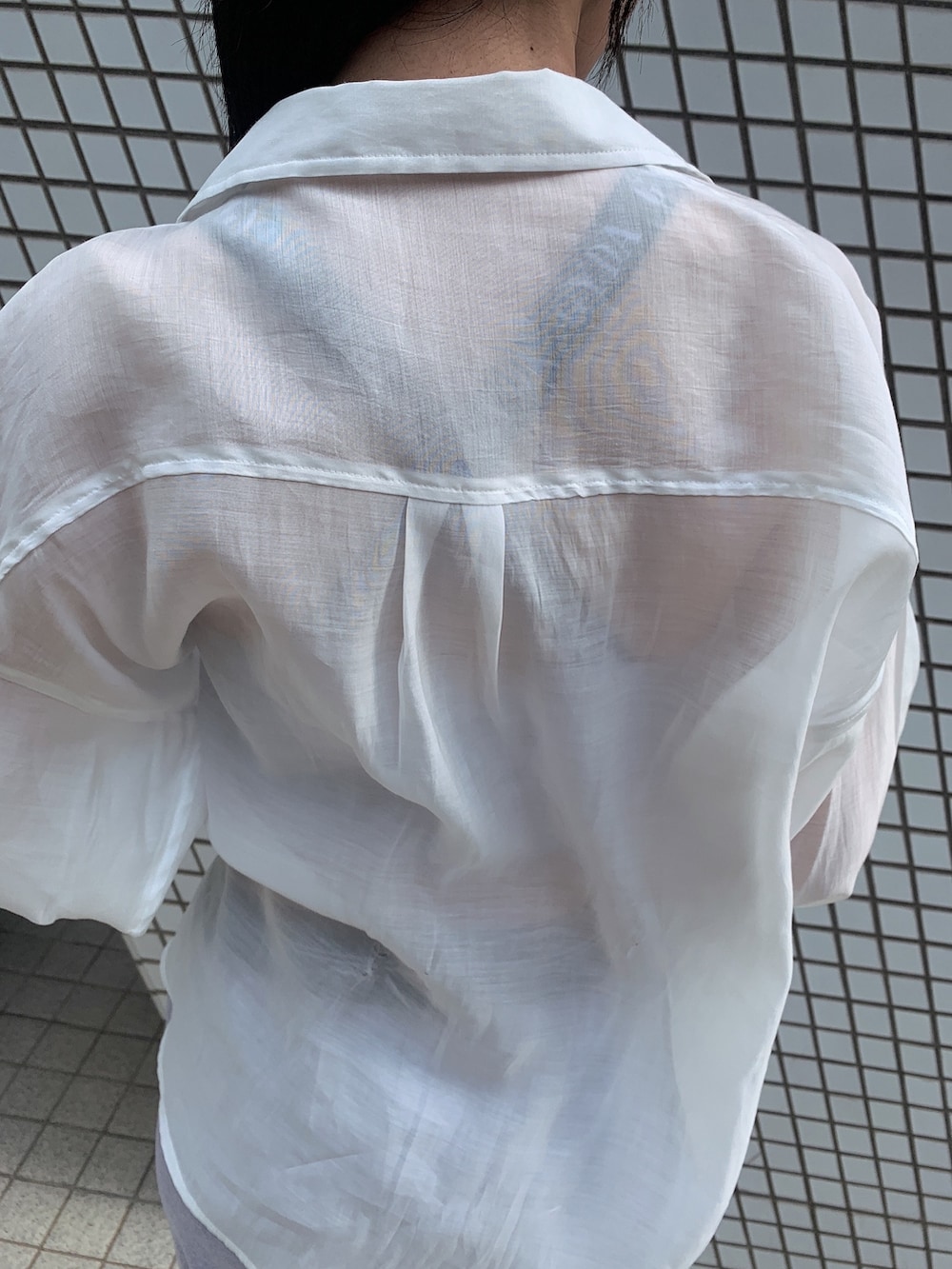 ホワイト系のサンダル、グレー系のその他パンツ、グレー系のキャミソールを着用したレディースの春コーディネートの8枚目の写真