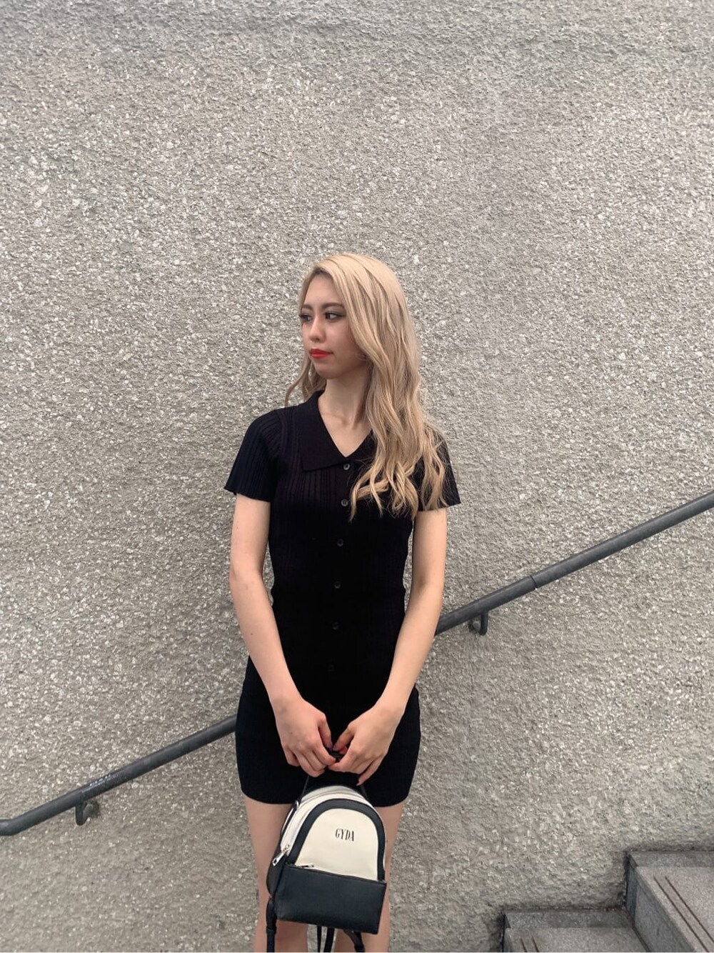 ホワイト系のサンダル、その他のバックパック/リュック、ブラック系のワンピースを着用したレディースの夏コーディネートの3枚目の写真