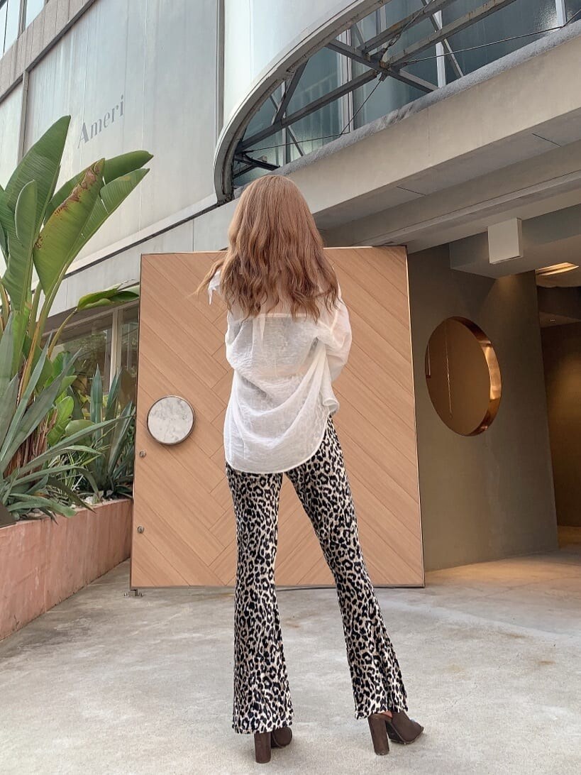 ホワイト系のシャツ/ブラウス、その他のその他パンツ、ブラウン系のブーツを着用したレディースの夏コーディネートの3枚目の写真