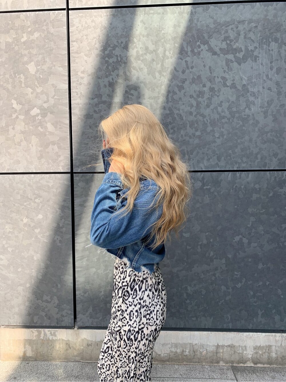 ブラック系のパンプス、その他のその他パンツ、ブルー系のデニムジャケットを着用したレディースの春コーディネートの7枚目の写真