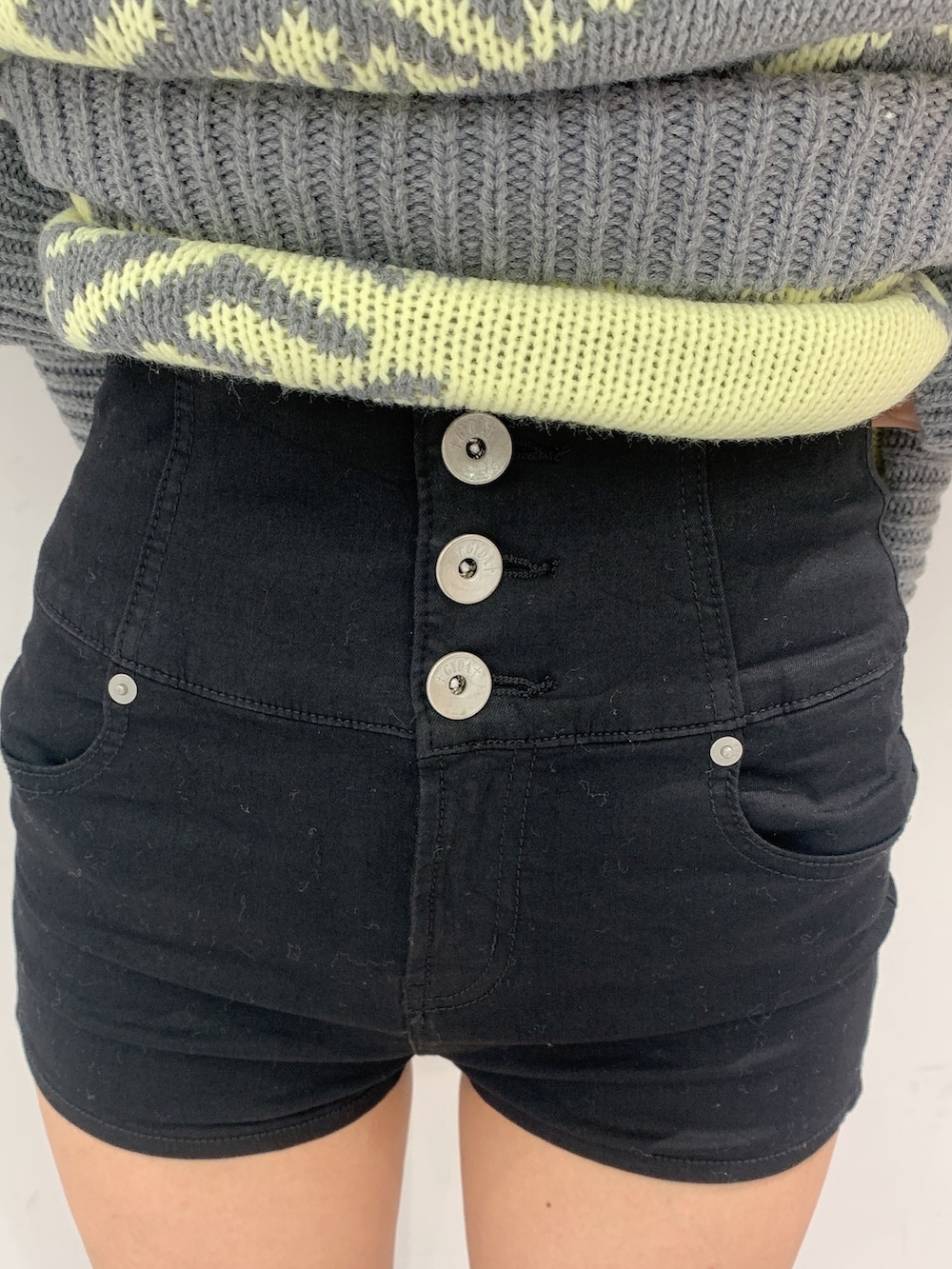 ブラック系のブーツ、ブラック系のデニムパンツ、グレー系のニット/セーターを着用したレディースの秋コーディネートの7枚目の写真