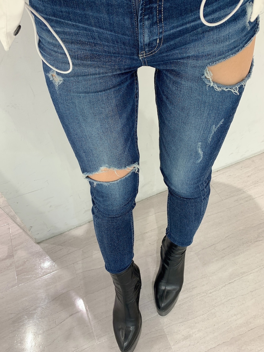 ブルー系のデニムパンツ、ブラック系のブーツ、ブラック系のニット/セーターを着用したレディースの秋コーディネートの10枚目の写真