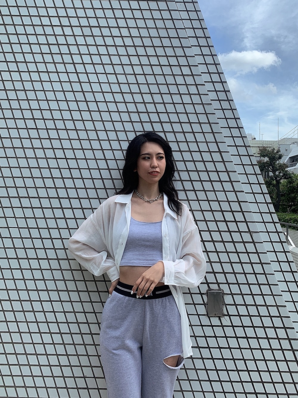 ホワイト系のサンダル、グレー系のその他パンツ、グレー系のキャミソールを着用したレディースの春コーディネートの4枚目の写真