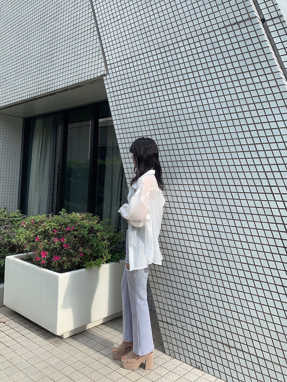 ホワイト系のサンダル、グレー系のその他パンツ、グレー系のキャミソールを着用したレディースの春コーディネートの2枚目の写真