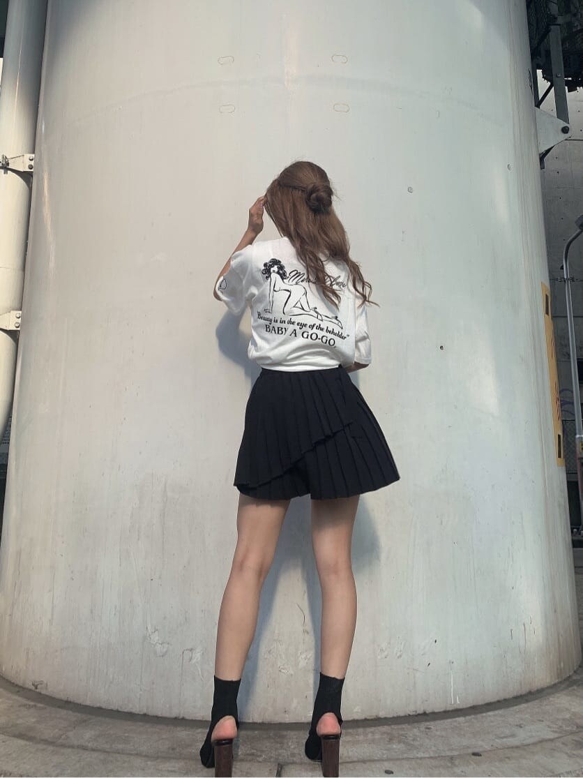 ブラック系のスカート、ブラック系のブーツ、ブラック系のバックパック/リュックを着用したレディースの夏コーディネートの4枚目の写真