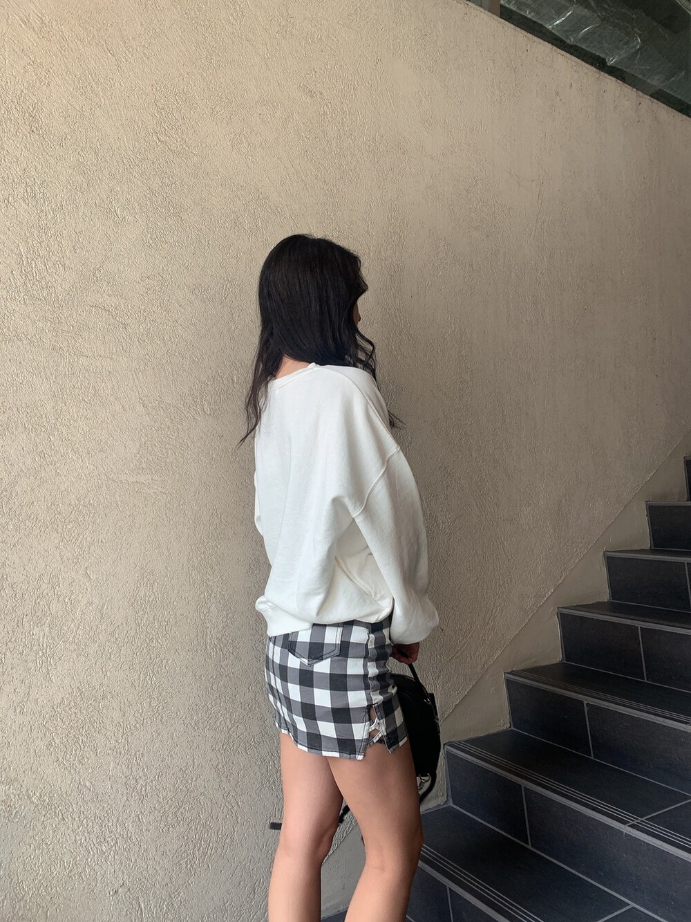 ホワイト系のスウェット、その他のスカート、ブラック系のブーツを着用したレディースの冬コーディネートの4枚目の写真