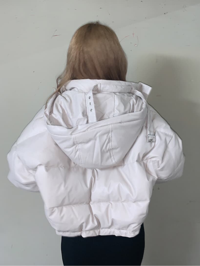 ブラック系のブーツ、ブラック系のニット/セーター、ブラック系のスカートを着用したレディースの秋コーディネートの5枚目の写真