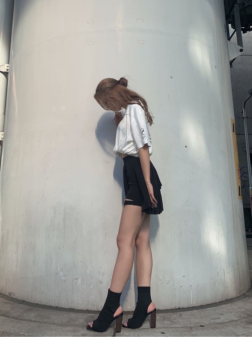 ブラック系のスカート、ブラック系のブーツ、ブラック系のバックパック/リュックを着用したレディースの夏コーディネートの6枚目の写真