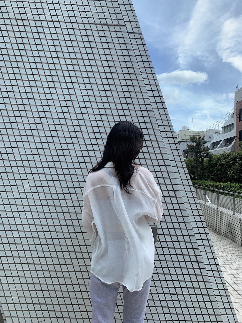 ホワイト系のサンダル、グレー系のその他パンツ、グレー系のキャミソールを着用したレディースの春コーディネートの5枚目の写真