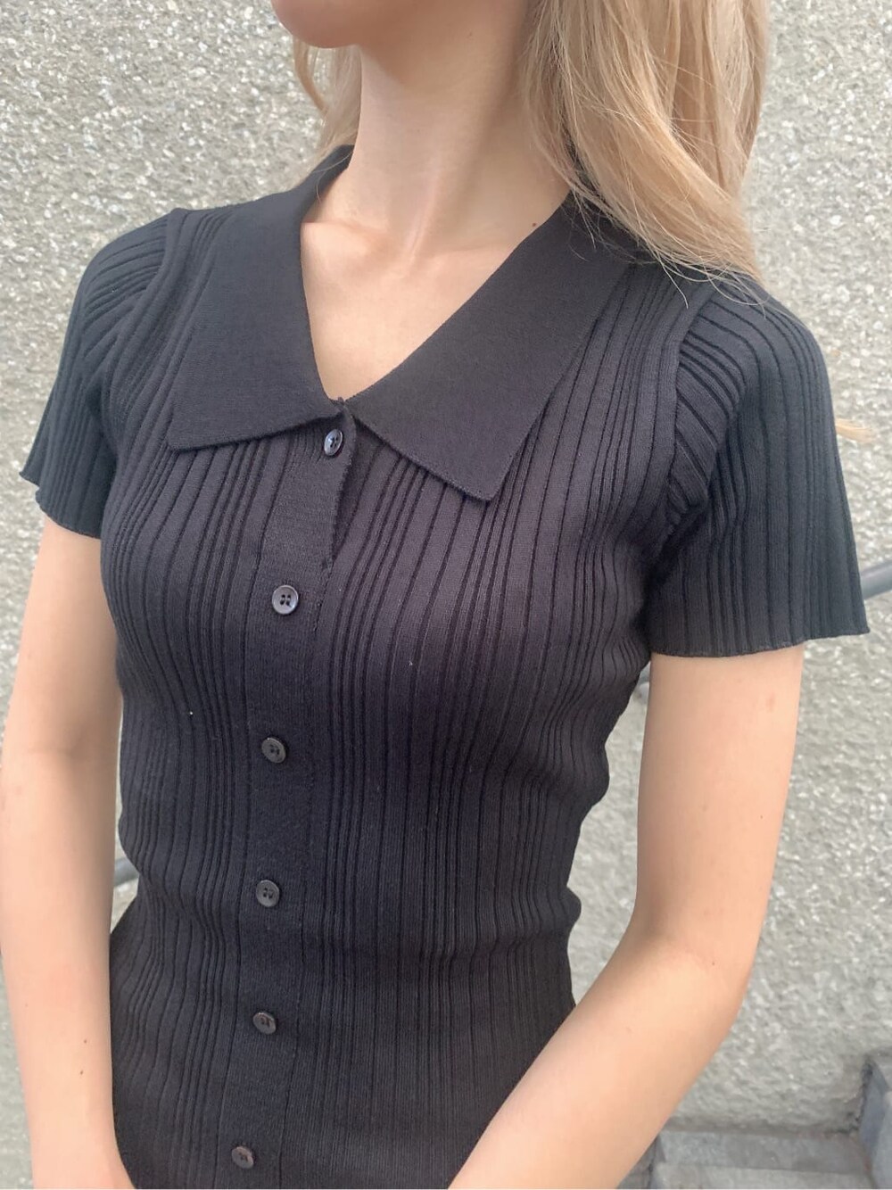 ホワイト系のサンダル、その他のバックパック/リュック、ブラック系のワンピースを着用したレディースの夏コーディネートの6枚目の写真