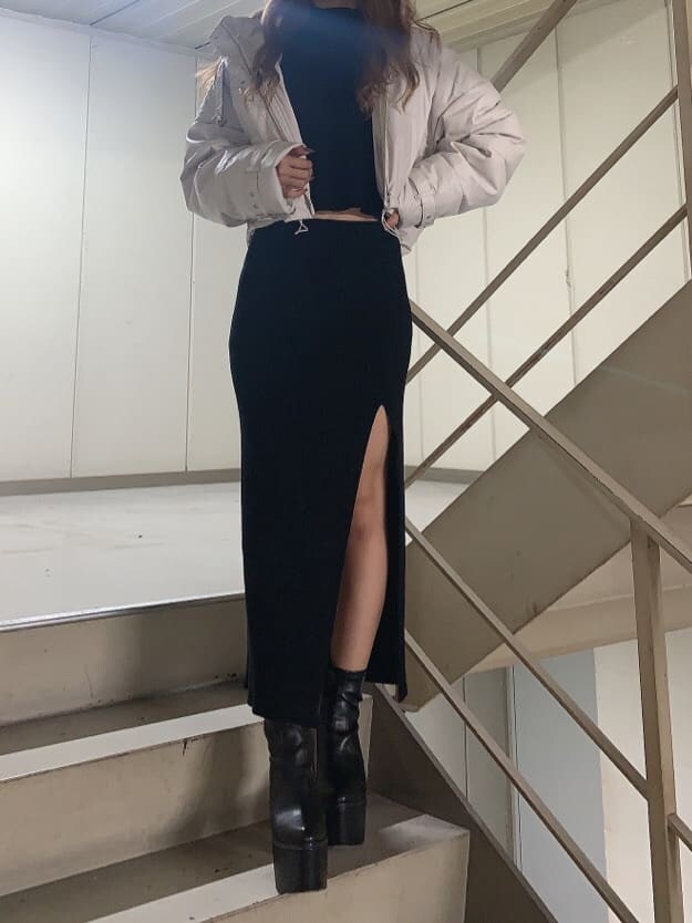 ブラック系のブーツ、ブラック系のニット/セーター、ブラック系のスカートを着用したレディースの秋コーディネートの3枚目の写真