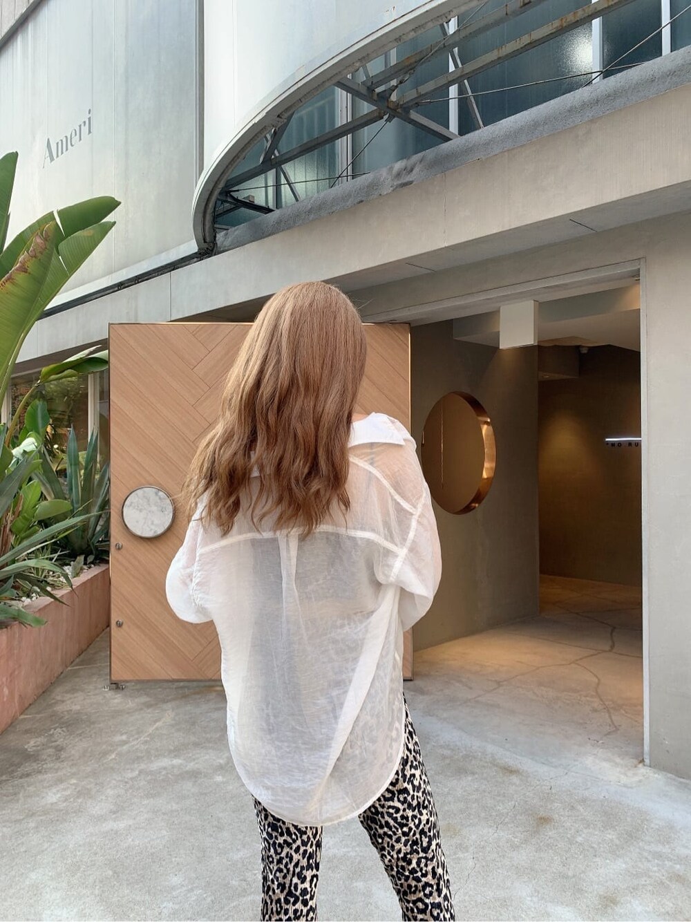 ホワイト系のシャツ/ブラウス、その他のその他パンツ、ブラウン系のブーツを着用したレディースの夏コーディネートの7枚目の写真