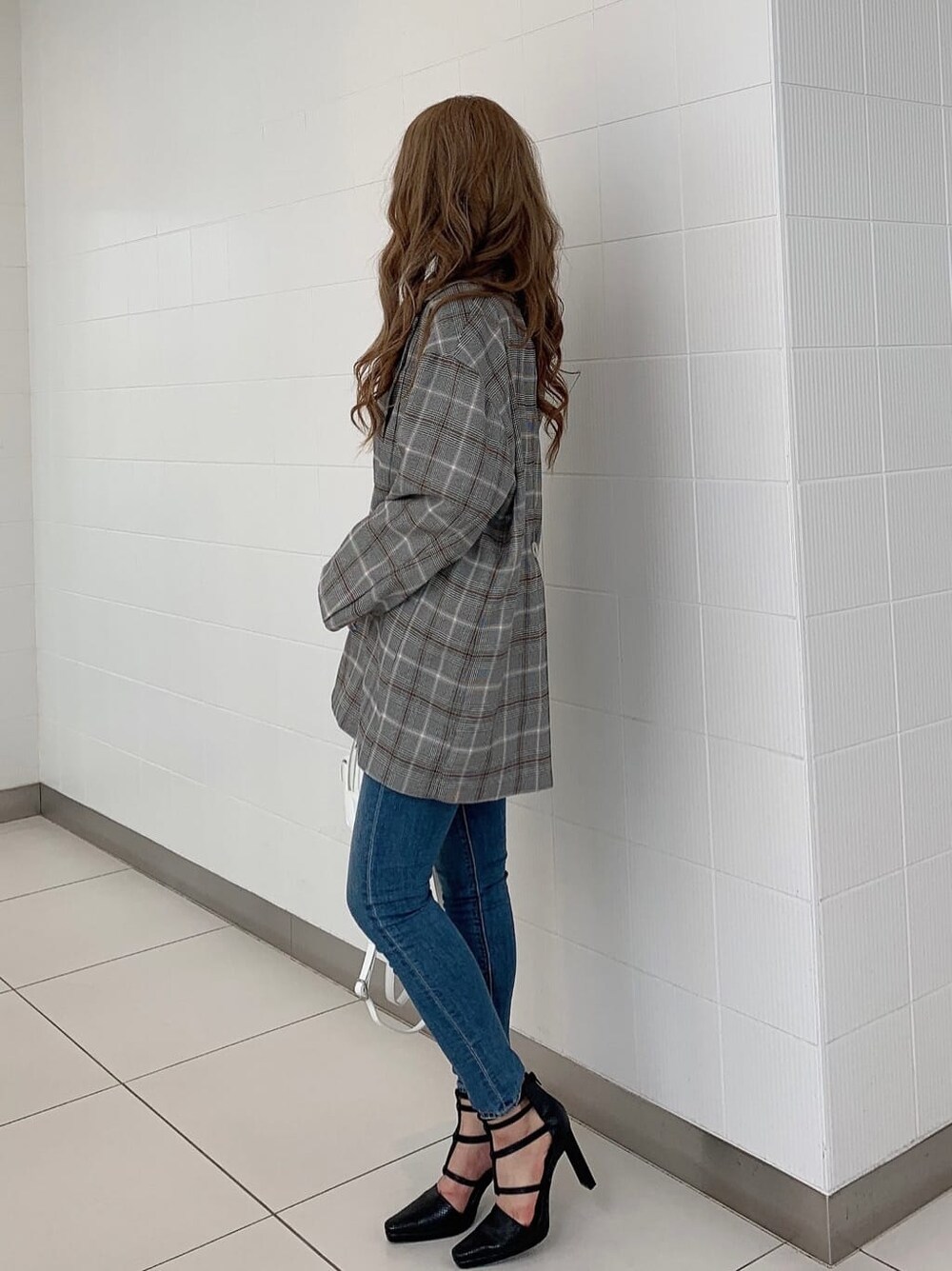 その他のテーラードジャケット、ブラック系のパンプス、ホワイト系のバックパック/リュックを着用したレディースの春コーディネートの2枚目の写真