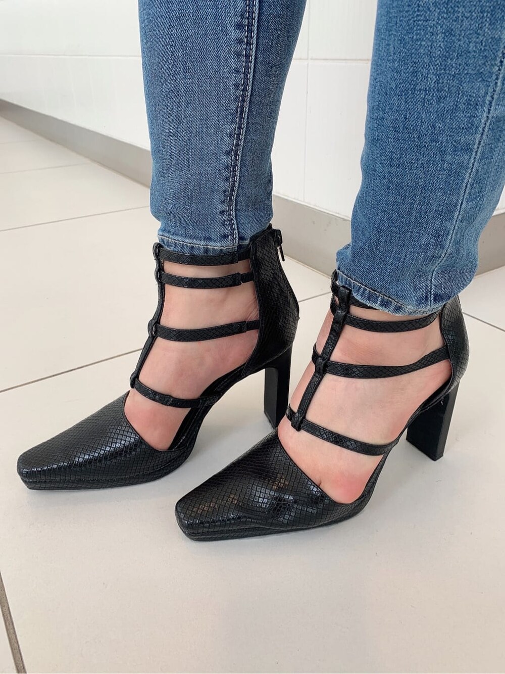 その他のテーラードジャケット、ブラック系のパンプス、ホワイト系のバックパック/リュックを着用したレディースの春コーディネートの9枚目の写真