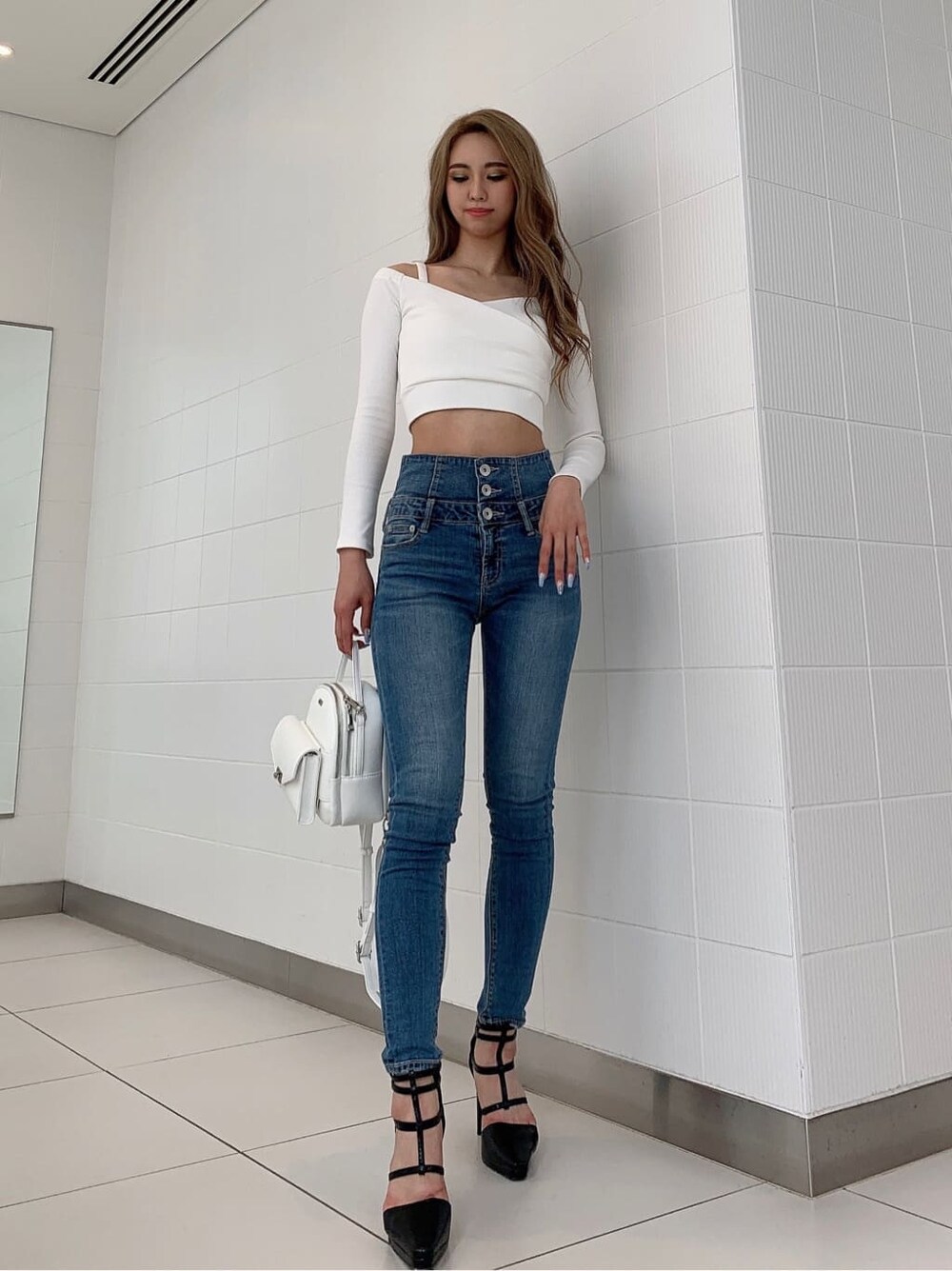 その他のテーラードジャケット、ブラック系のパンプス、ホワイト系のバックパック/リュックを着用したレディースの春コーディネートの3枚目の写真