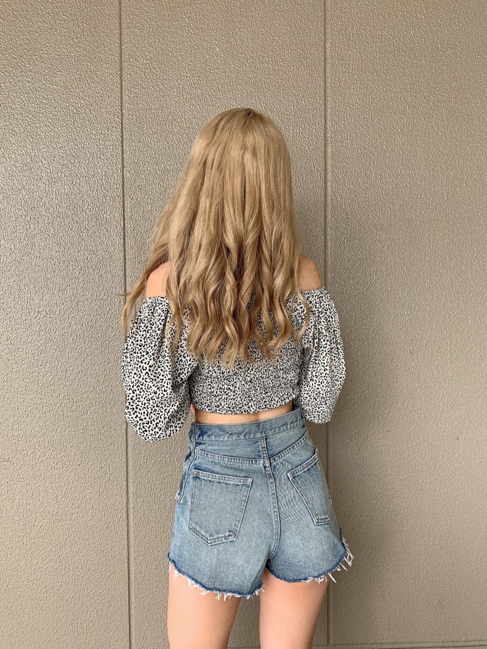 その他のシャツ/ブラウス、ベージュ系のサンダル、ブルー系のデニムパンツを着用したレディースの夏コーディネートの5枚目の写真