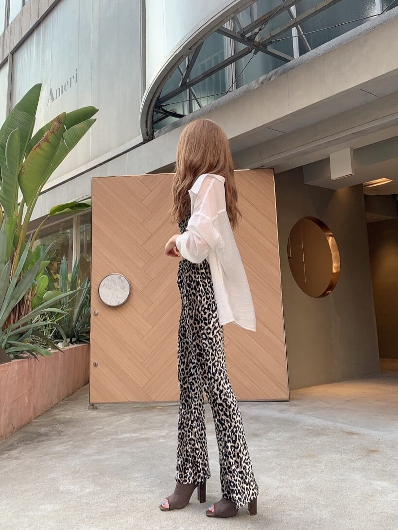 ホワイト系のシャツ/ブラウス、その他のその他パンツ、ブラウン系のブーツを着用したレディースの夏コーディネートの2枚目の写真