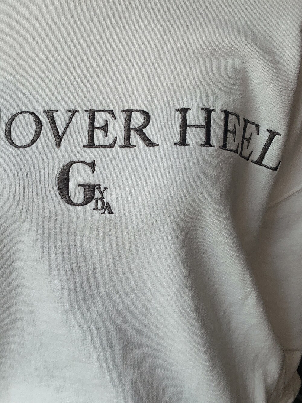 ホワイト系のスウェット、その他のスカート、ブラック系のブーツを着用したレディースの冬コーディネートの5枚目の写真