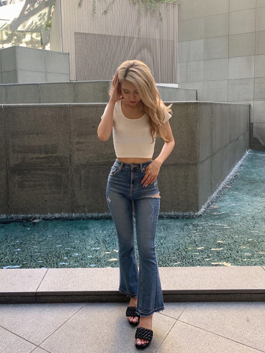 ブラック系のサンダル、ブルー系のデニムパンツ、ホワイト系のTシャツ/カットソーを着用したレディースの夏コーディネートの2枚目の写真