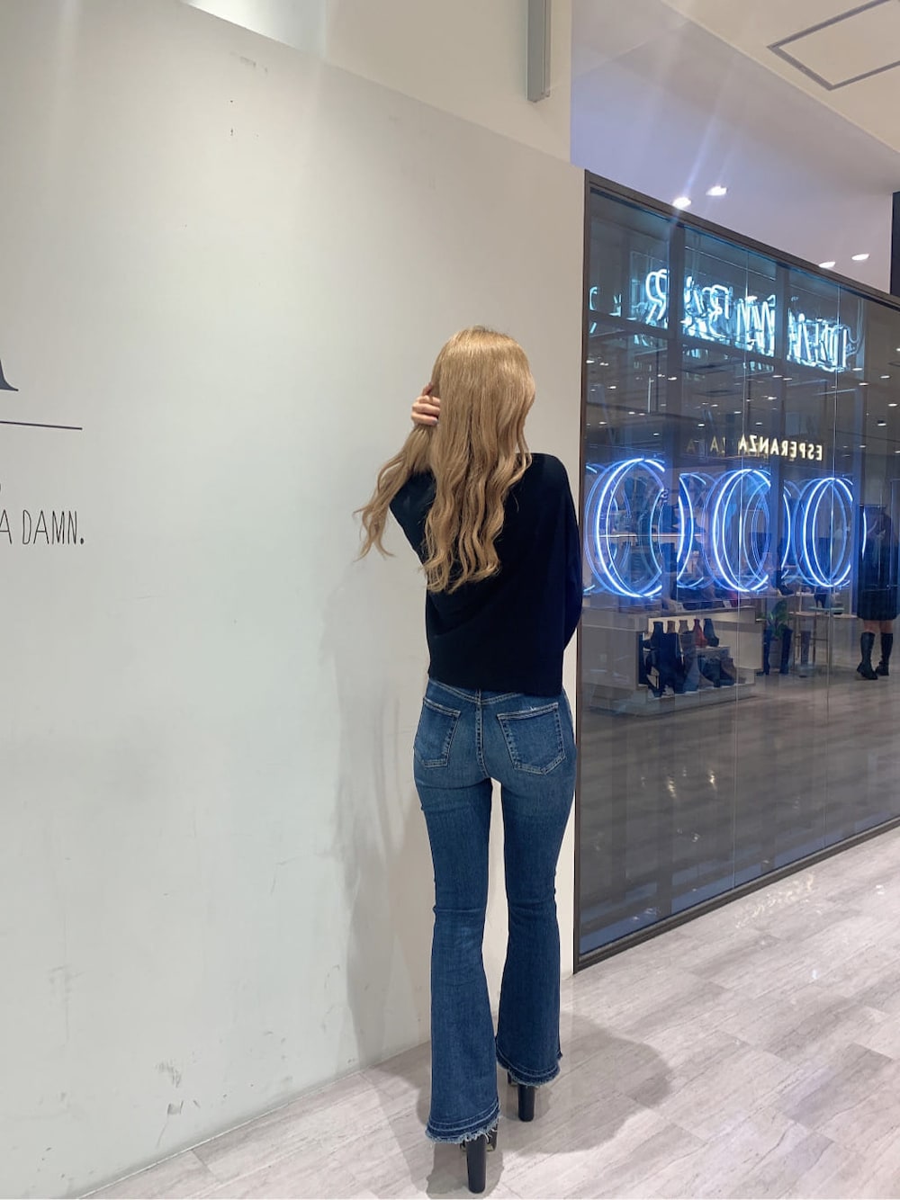 ブラック系のブーツ、ブルー系のデニムパンツ、ブルー系のデニムパンツを着用したレディースの秋コーディネートの5枚目の写真