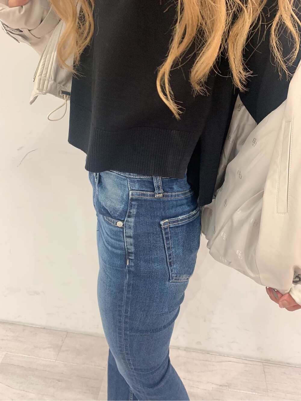 ブラック系のブーツ、ブルー系のデニムパンツ、ブルー系のデニムパンツを着用したレディースの秋コーディネートの6枚目の写真