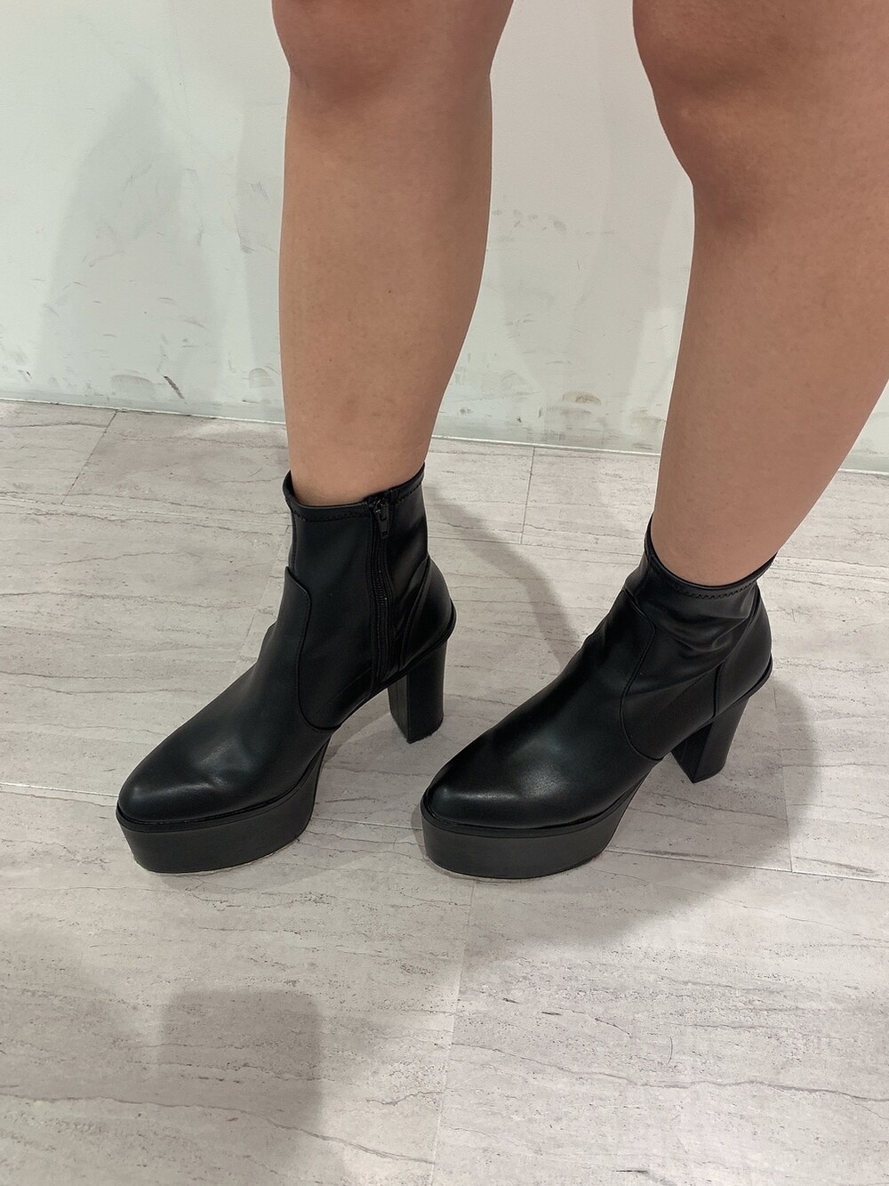 ホワイト系のスウェット、その他のスカート、ブラック系のブーツを着用したレディースの冬コーディネートの8枚目の写真