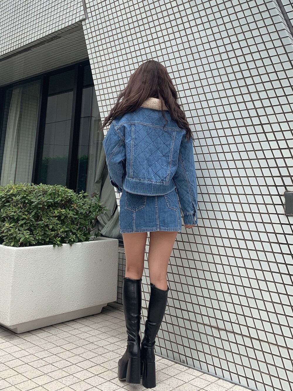 ブラック系のブーツ、ブルー系のデニムスカート、ブルー系のジャケット/アウターを着用したレディースの秋コーディネートの3枚目の写真