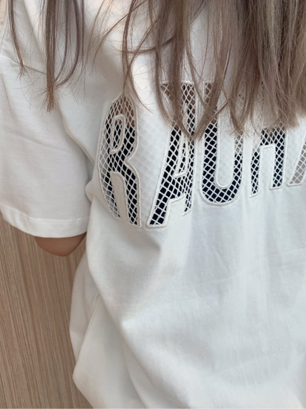 ブラック系のパンプス、ブルー系のデニムパンツ、ブラック系のキャミソールを着用したレディースの春コーディネートの5枚目の写真
