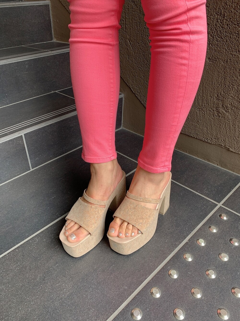 ピンク系のデニムパンツ、ホワイト系のニット/セーター、ホワイト系のハンドバッグを着用したレディースの春コーディネートの9枚目の写真