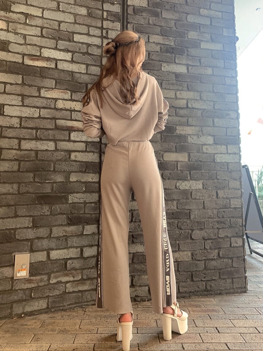 ベージュ系のその他パンツ、ホワイト系のサンダル、ベージュ系のパーカーを着用したレディースの夏コーディネートの3枚目の写真