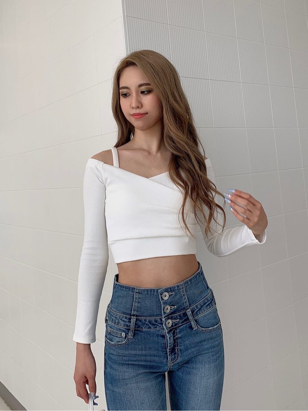 その他のテーラードジャケット、ブラック系のパンプス、ホワイト系のバックパック/リュックを着用したレディースの春コーディネートの5枚目の写真