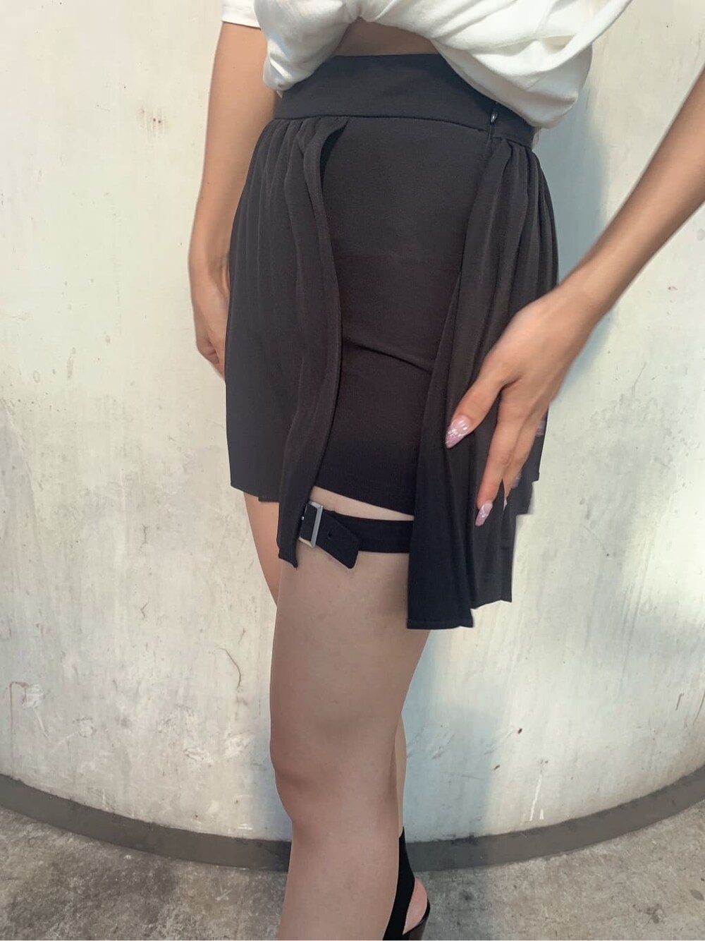 ブラック系のスカート、ブラック系のブーツ、ブラック系のバックパック/リュックを着用したレディースの夏コーディネートの7枚目の写真