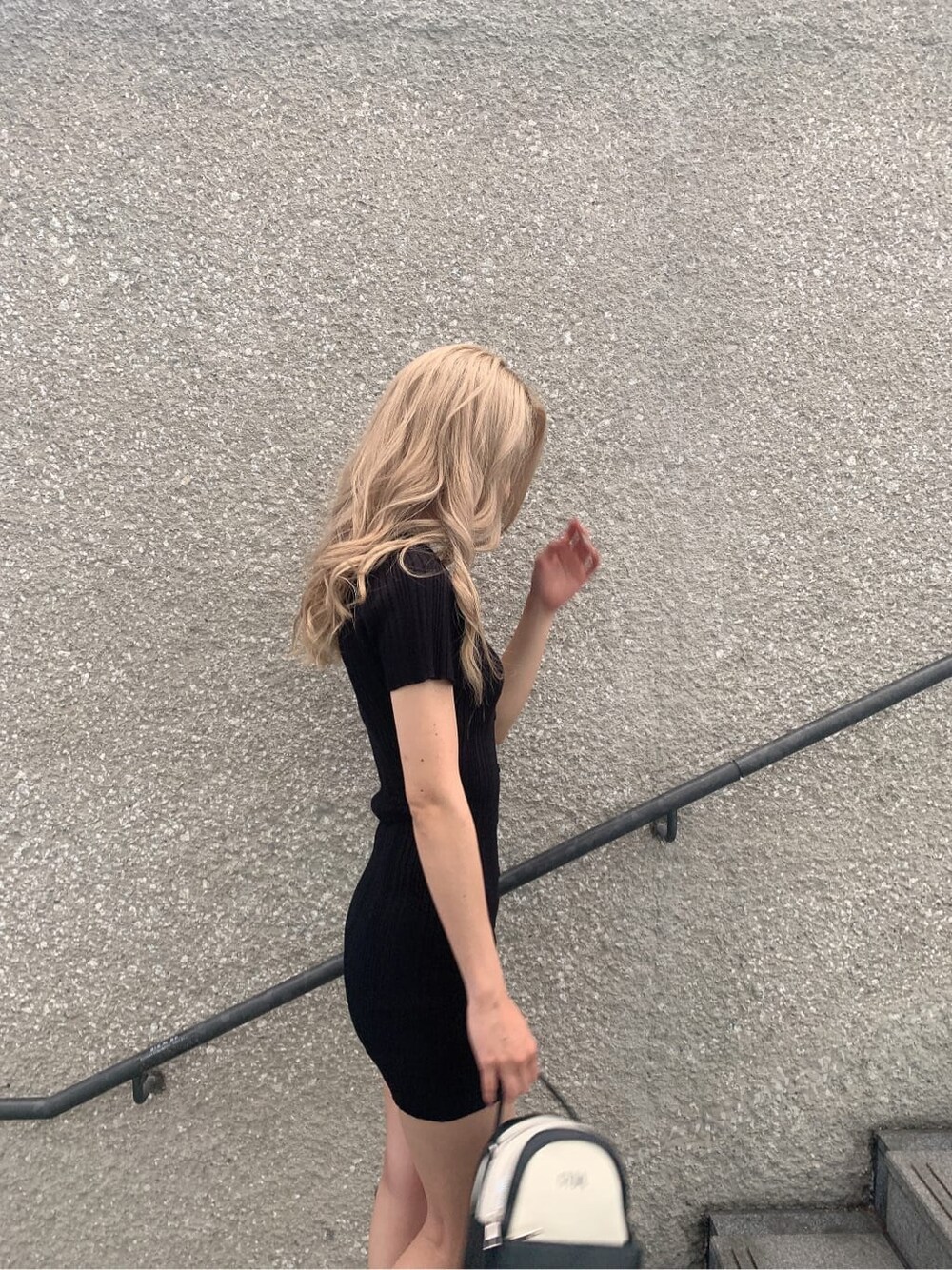 ホワイト系のサンダル、その他のバックパック/リュック、ブラック系のワンピースを着用したレディースの夏コーディネートの5枚目の写真