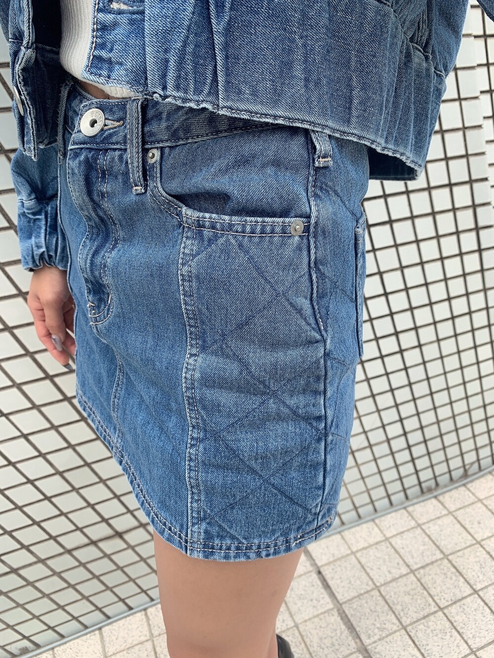 ブラック系のブーツ、ブルー系のデニムスカート、ブルー系のジャケット/アウターを着用したレディースの秋コーディネートの7枚目の写真