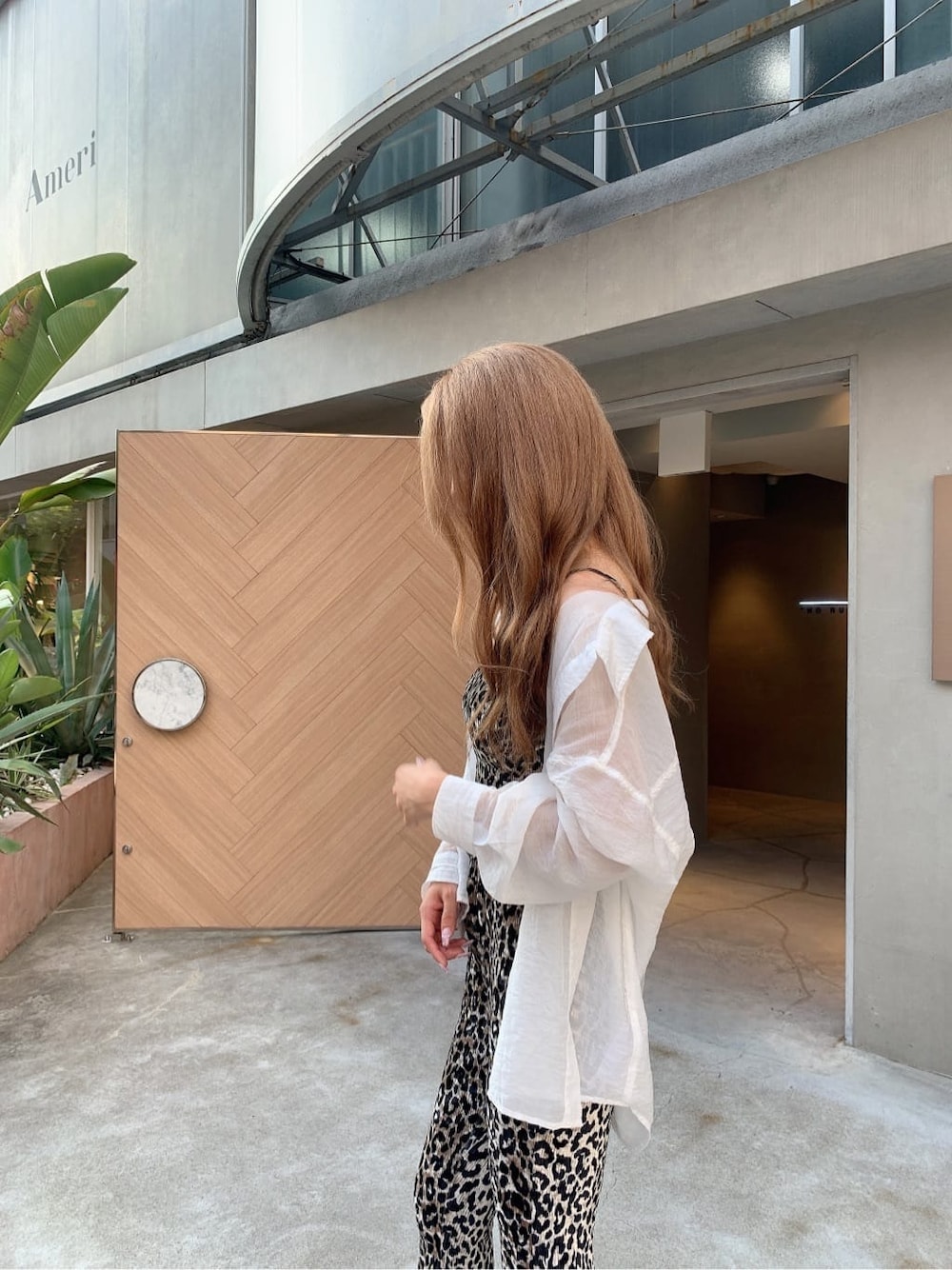 ホワイト系のシャツ/ブラウス、その他のその他パンツ、ブラウン系のブーツを着用したレディースの夏コーディネートの6枚目の写真