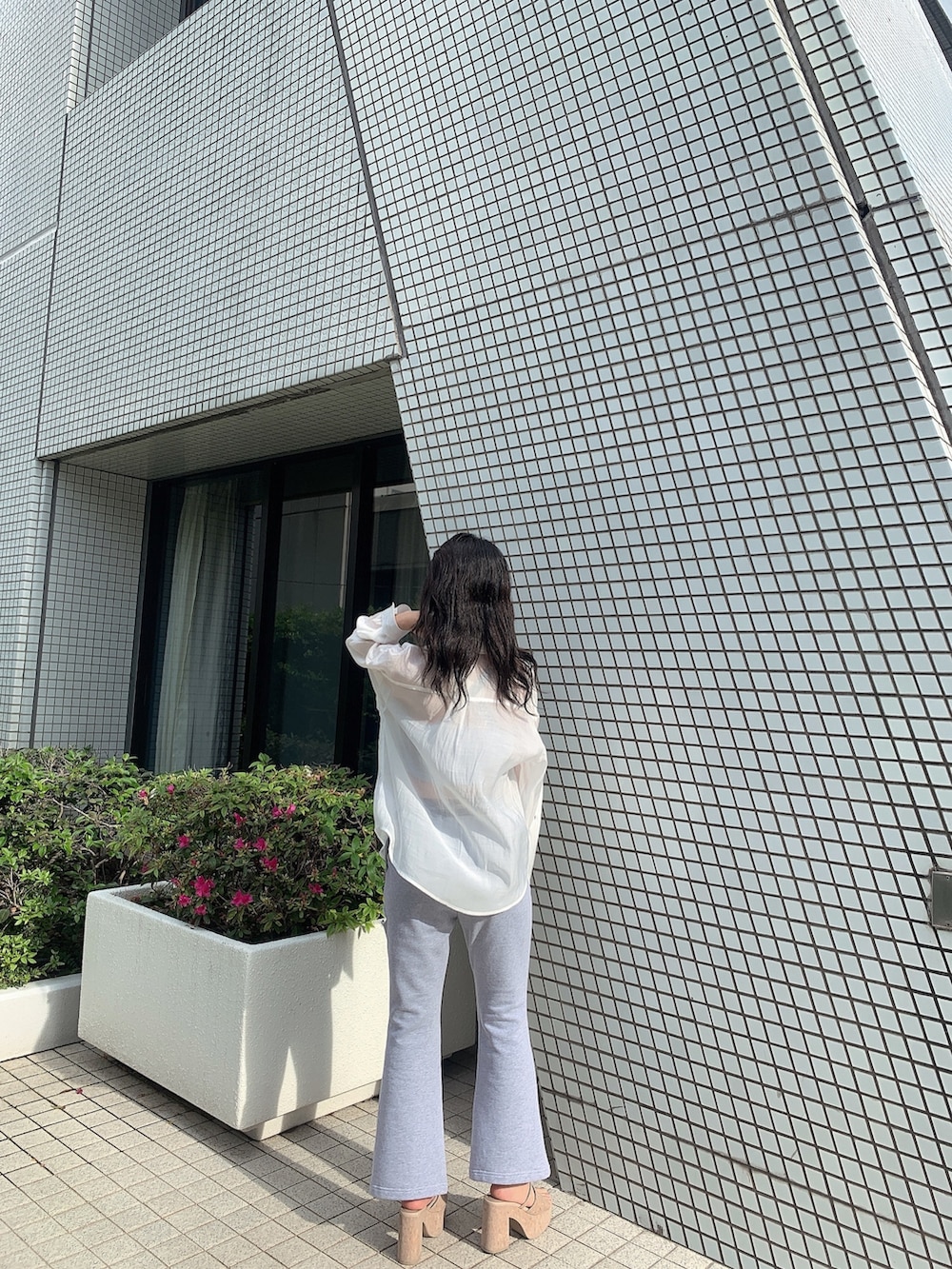 ホワイト系のサンダル、グレー系のその他パンツ、グレー系のキャミソールを着用したレディースの春コーディネートの3枚目の写真