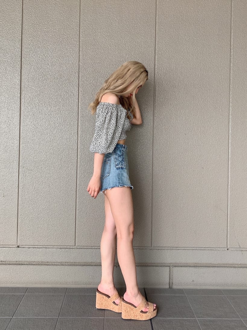 その他のシャツ/ブラウス、ベージュ系のサンダル、ブルー系のデニムパンツを着用したレディースの夏コーディネートの2枚目の写真