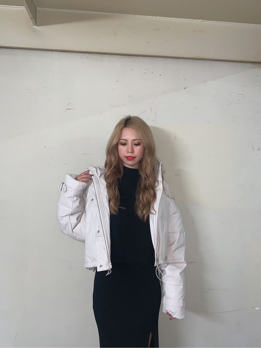 ブラック系のブーツ、ブラック系のニット/セーター、ブラック系のスカートを着用したレディースの秋コーディネートの4枚目の写真