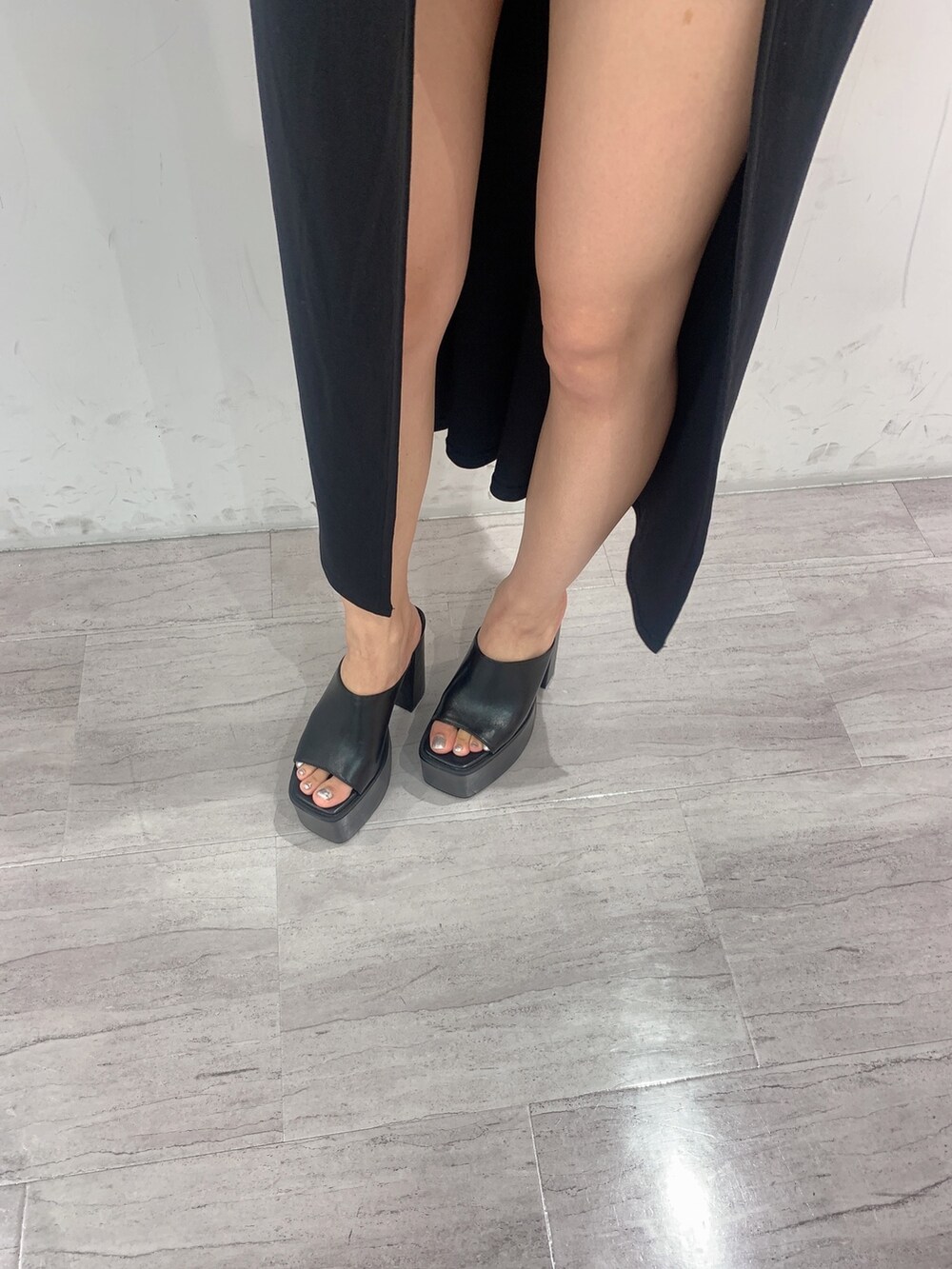 ブラック系のサンダル、ブラック系のワンピース、ホワイト系のシャツ/ブラウスを着用したレディースの夏コーディネートの7枚目の写真